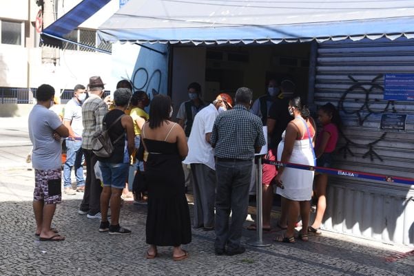 Data:13/05/2020 - ES - Vitória - Fila para entrar na Casas Bahia, Centro de Vitória  por Ricardo Medeiros