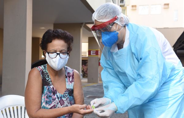 Data:13/05/2020 - ES - Vitória - Lucimar Carvalho Miguel, fazendo o exame sorológico pela equipe da Unidade de Saúde de Camburi, em Vitória. por Ricardo Medeiros
