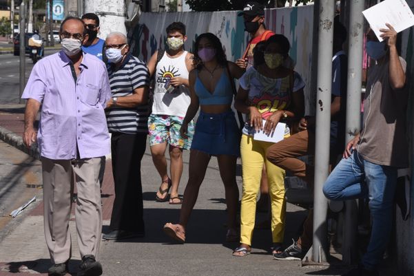 Data:13/05/2020 - ES - Vitória - Pessoas esperando õnibus na Avenida Fernando Ferrari, em Vitória - Editoria: Cidades - Foto: Ricardo Medeiros - GZ