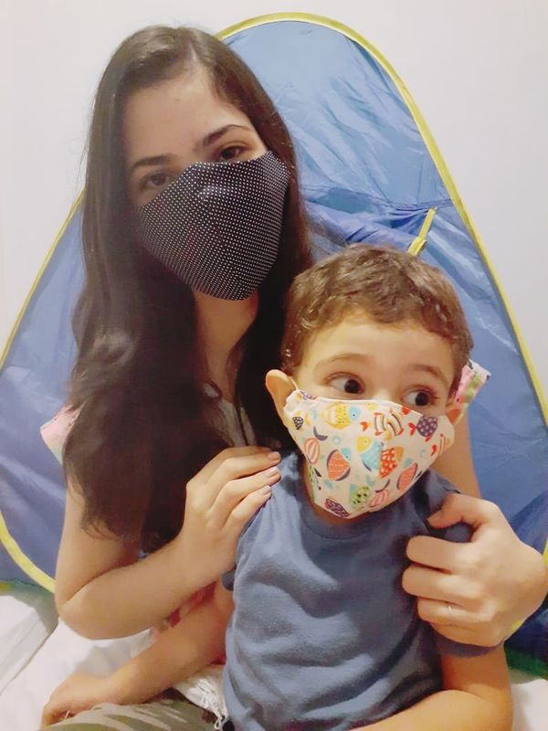 Flávia Dadalto também adotou a máscara para o filho Efraim, de 3 anos. 