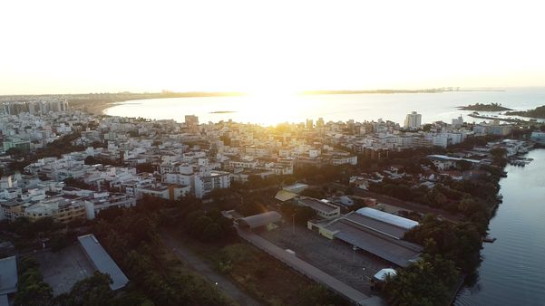 Imagem aérea contemplando Praia de Camburi e o bairro Jardim da Penha