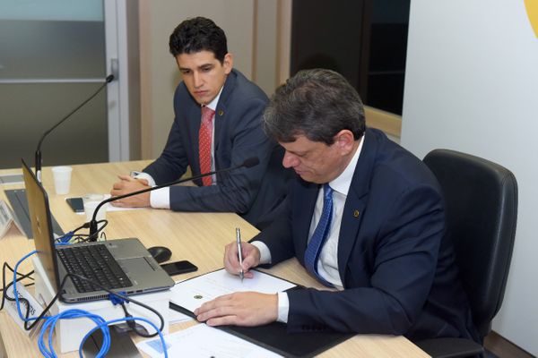 Ministro Tarcísio Gomes de Freitas assina autorização de exploração do Petrocity