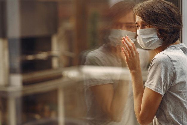 Como não ter sentimentos, diante do sofrimento de milhares de enfermos se afogando no ar, entubados em camas de hospitais, morrendo aos magotes, sem ter nem o direito de apertar a mão de parentes ou amigos?