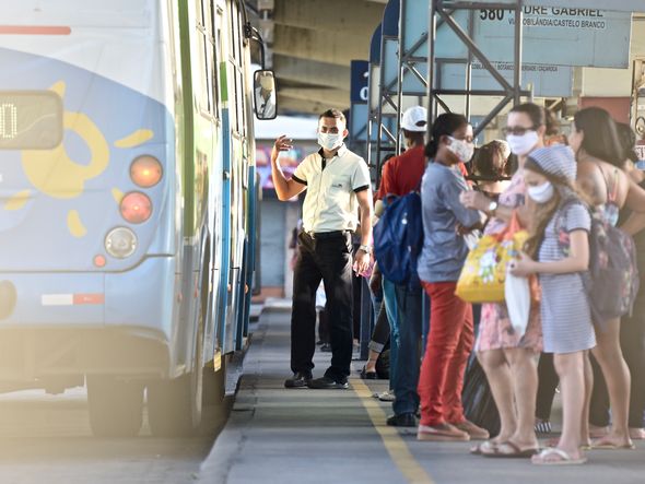 Movimentação de usuários do Transcol no Terminal do Ibes. A grande maioria dos passageiros está usando máscaras de proteção contra o coronavírus. Mas ainda é possível ver alguns sem ela.  por Carlos Alberto Silva