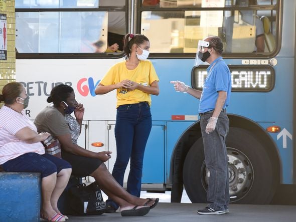 Movimentação de usuários do Transcol no Terminal do Ibes. A grande maioria dos passageiros está usando máscaras de proteção contra o coronavírus. Mas ainda é possível ver alguns sem ela.  por Carlos Alberto Silva
