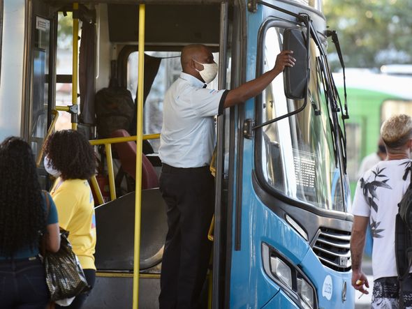 Movimentação de usuários do Transcol no Terminal do Ibes. A grande maioria dos passageiros está usando máscaras de proteção contra o coronavírus. Mas ainda é possível ver alguns sem ela.  por Carlos Alberto Silva