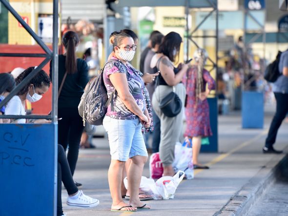 Movimentação de usuários do Transcol no Terminal do Ibes. A grande maioria dos passageiros está usando máscaras de proteção contra o coronavírus. Mas ainda é possível ver alguns sem ela.  por Carlos Alberto Silva