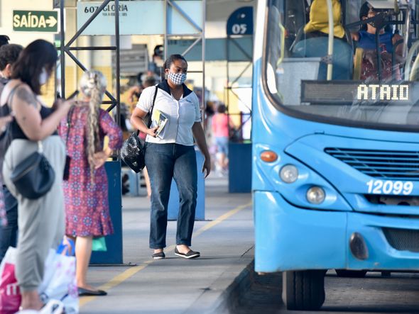 Movimentação de usuários do Transcol no Terminal do Ibes. A grande maioria dos passageiros está usando máscaras de proteção contra o coronavírus. Mas ainda é possível ver alguns sem ela.  por Carlos Alberto Silva