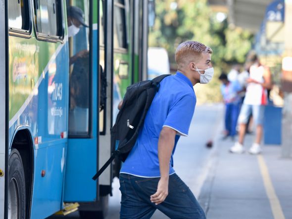 Movimentação de usuários do Transcol no Terminal do Ibes. A grande maioria dos passageiros está usando máscaras de proteção contra o coronavírus. Mas ainda é possível ver alguns sem ela.  por Carlos Alberto Silva
