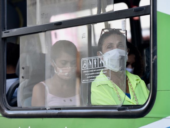 Muitos usuários do Transcol estão usando a máscara de proteção contra o coronavírus. Mas ainda é possível ver alguns em ela ´ por Carlos Alberto Silva