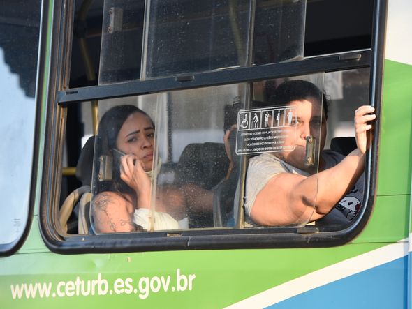 Muitos usuários do Transcol estão usando a máscara de proteção contra o coronavírus. Mas ainda é possível ver alguns em ela ´ por Carlos Alberto Silva