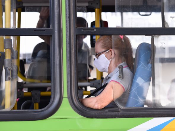 Muitos usuários do Transcol estão usando a máscara de proteção contra o coronavírus. Mas ainda é possível ver alguns em ela ´ por Carlos Alberto Silva