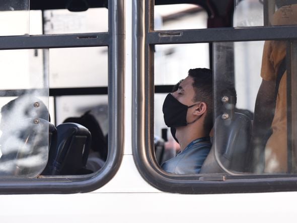 Muitos usuários do Transcol estão usando a máscara de proteção contra o coronavírus. Mas ainda é possível ver alguns em ela ´ por Carlos Alberto Silva