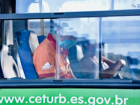 Muitos usuários do Transcol estão usando a máscara de proteção contra o coronavírus. Mas ainda é possível ver alguns em ela ´ por Carlos Alberto Silva