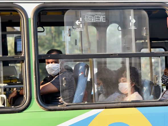 Muitos usuários do Transcol estão usando a máscara de proteção contra o coronavírus. Mas ainda é possível ver alguns em ela ´ por Carlos Alberto Silva