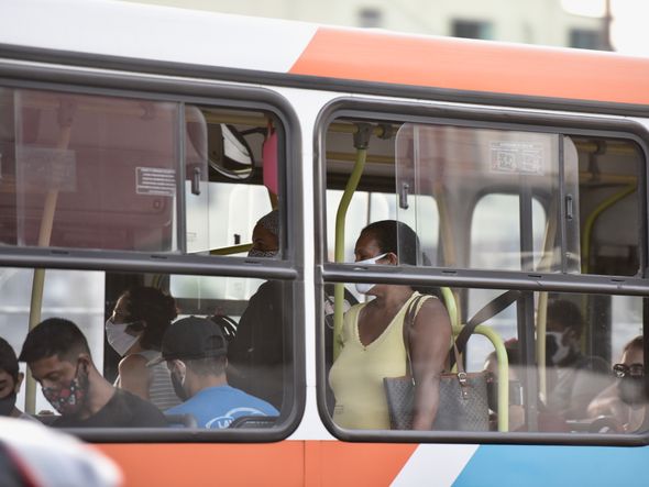 Muitos usuários do Transcol estão usando a máscara de proteção contra o coronavírus. Mas ainda é possível ver alguns em ela ´ por Carlos Alberto Silva