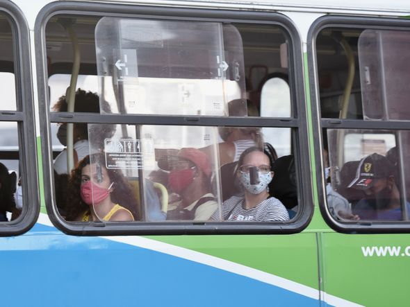 Muitos usuários do Transcol estão usando a máscara de proteção contra o coronavírus. Mas ainda é possível ver alguns em ela ´ por Carlos Alberto Silva