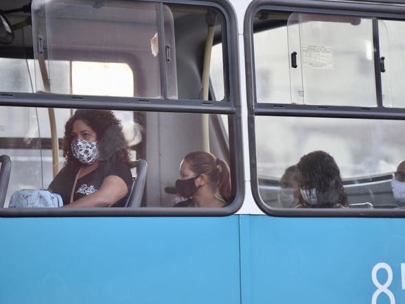 Muitos usuários do Transcol estão usando a máscara de proteção contra o coronavírus. Mas ainda é possível ver alguns em ela ´ por Carlos Alberto Silva