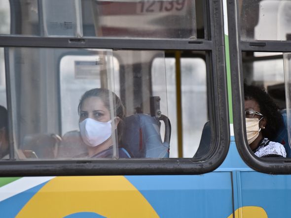 Muitos usuários do Transcol estão usando a máscara de proteção contra o coronavírus. Mas ainda é possível ver alguns em ela ´ por Carlos Alberto Silva