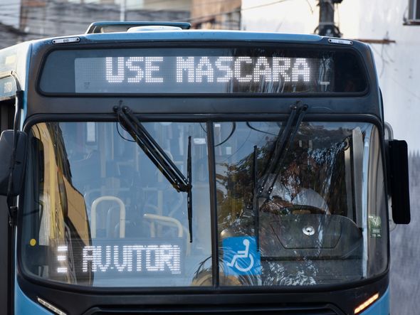 Ônibus do Transcol com aviso de "Use máscara" por Carlos Alberto Silva