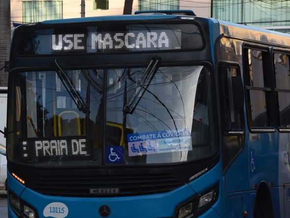 Ônibus do Transcol com aviso de "Use máscara" por Carlos Alberto Silva