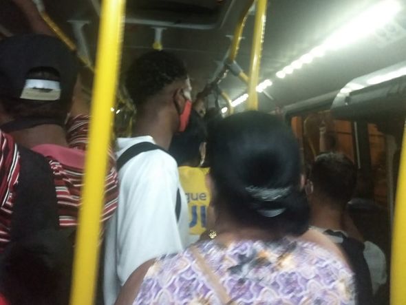 Ônibus lotado e com gente em pé na Grande Vitória por Internauta