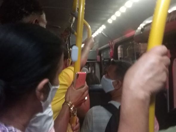 Ônibus lotado e com gente em pé na Grande Vitória por Internauta
