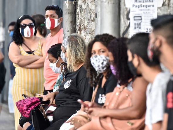 Usuários de transporte coletivo em um ponto de ônibus de Vila Velha por Carlos Alberto Silva