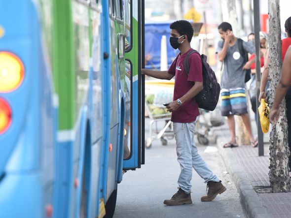 Usuários de transporte coletivo em um ponto de ônibus de Vila Velha por Carlos Alberto Silva