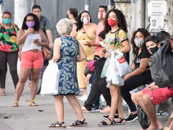 Usuários de transporte coletivo em um ponto de ônibus de Vila Velha por Carlos Alberto Silva