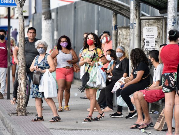 Usuários de transporte coletivo em um ponto de ônibus de Vila Velha por Carlos Alberto Silva