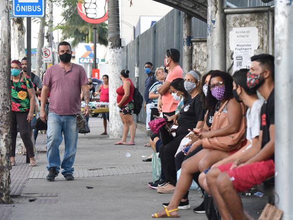 Usuários de transporte coletivo em um ponto de ônibus em Vila Velha por Carlos Alberto Silva