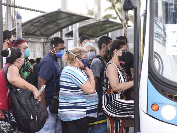 Usuários de transporte coletivo em um ponto de ônibus em Vila Velha por Carlos Alberto Silva