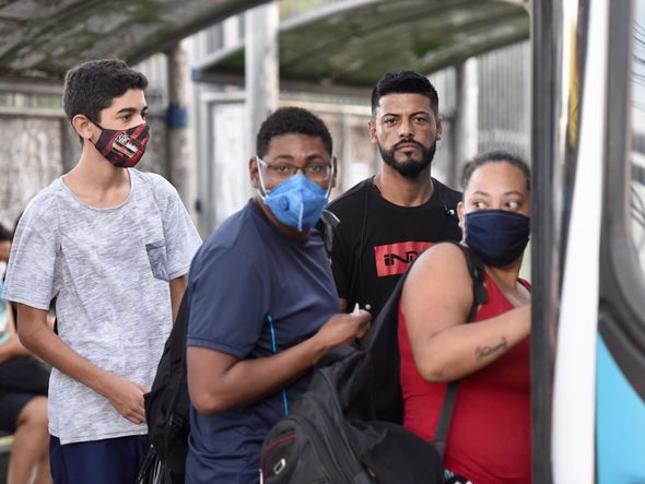 Usuários de transporte coletivo em um ponto de ônibus em Vila Velha por Carlos Alberto Silva