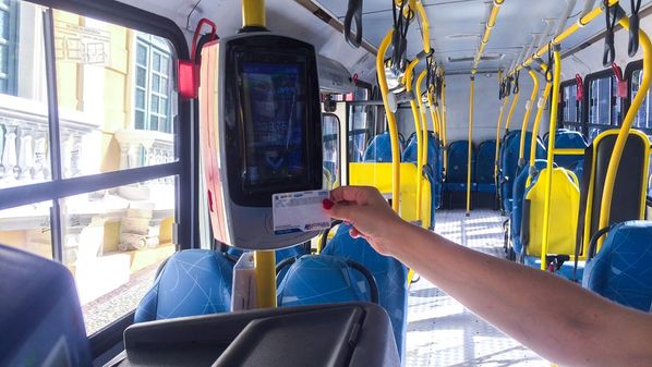 Mudança por conta da pandemia do coronavírus levou muitos usuários aos terminais na manhã deste sábado (16) em busca do Cartão GV. Passagens não serão mais pagas em dinheiro físico nos ônibus, que não terão cobradores