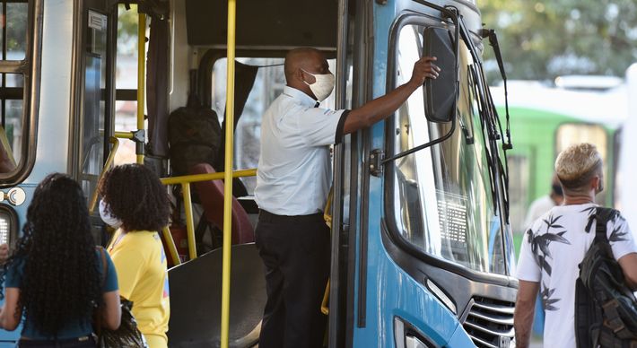 Governo já determinou a compra de R$ 40 milhões em diesel e o afastamento dos cobradores. Empresas relatam prejuízo milionário