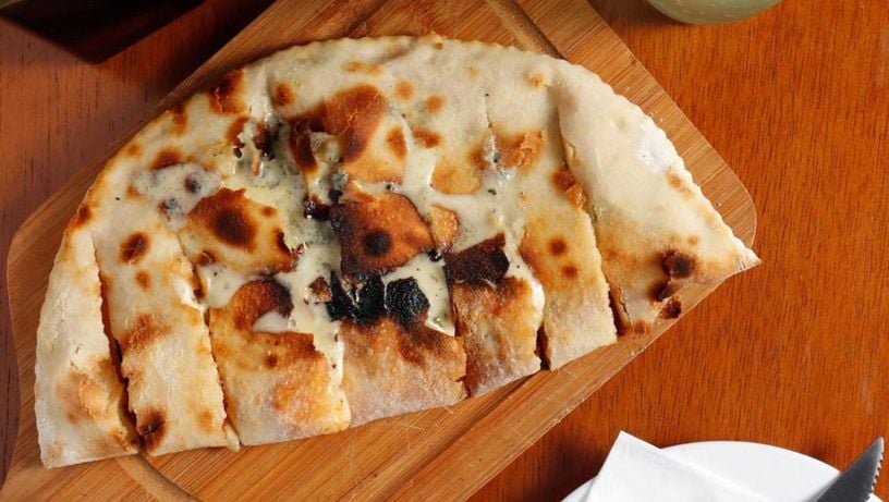 Calzone do restaurante Salsa Pizzaria, em Vitória
