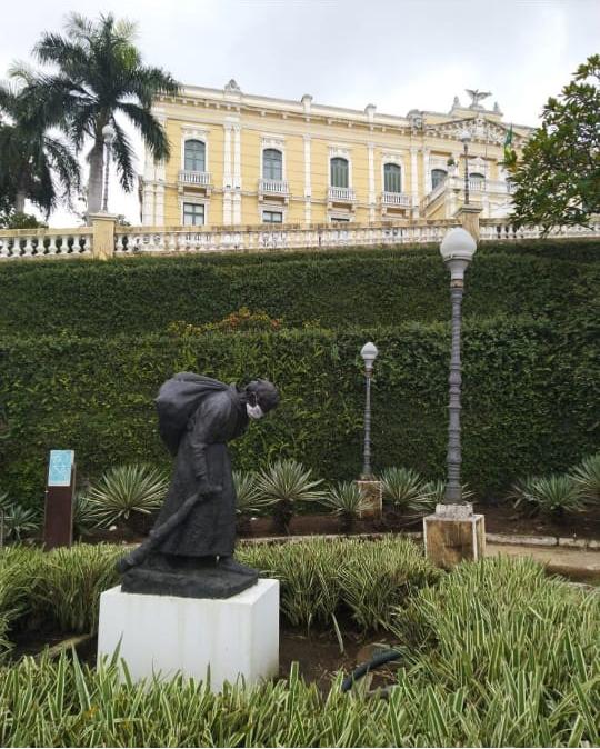Estátua Dona Domingas recebeu máscara no Centro de Vitória