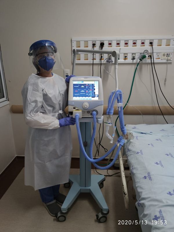 Luana Veiga, de 24 anos, atua como fisioterapeuta intensivista do Hospital Jayme Santos Neves