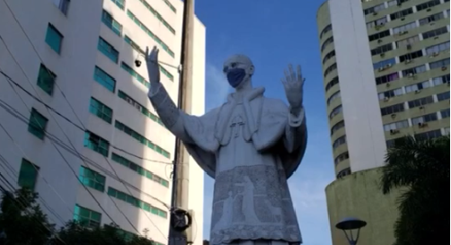 monumento do Papa Pio XII ganha máscara no Centro de Vitória