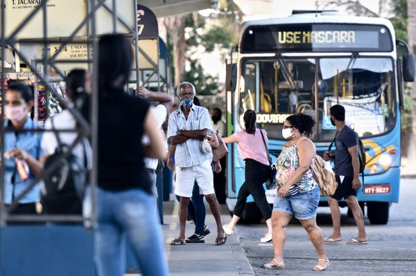 Movimentação de usuários do Transcol no Terminal do Ibes. A grande maioria dos passageiros está usando máscaras de proteção contra o coronavírus. Mas ainda é possível ver alguns sem ela. 
