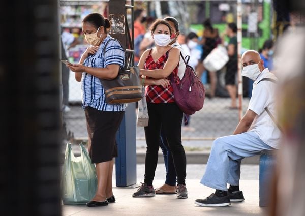 Movimentação de usuários do Transcol no Terminal do Ibes. A grande maioria dos passageiros está usando máscaras de proteção contra o coronavírus. Mas ainda é possível ver alguns sem ela. 