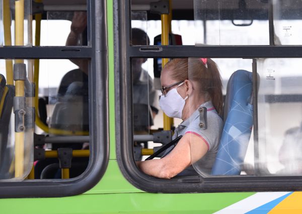 Muitos usuários do Transcol estão usando a máscara de proteção contra o coronavírus. Mas ainda é possível ver alguns em ela ´