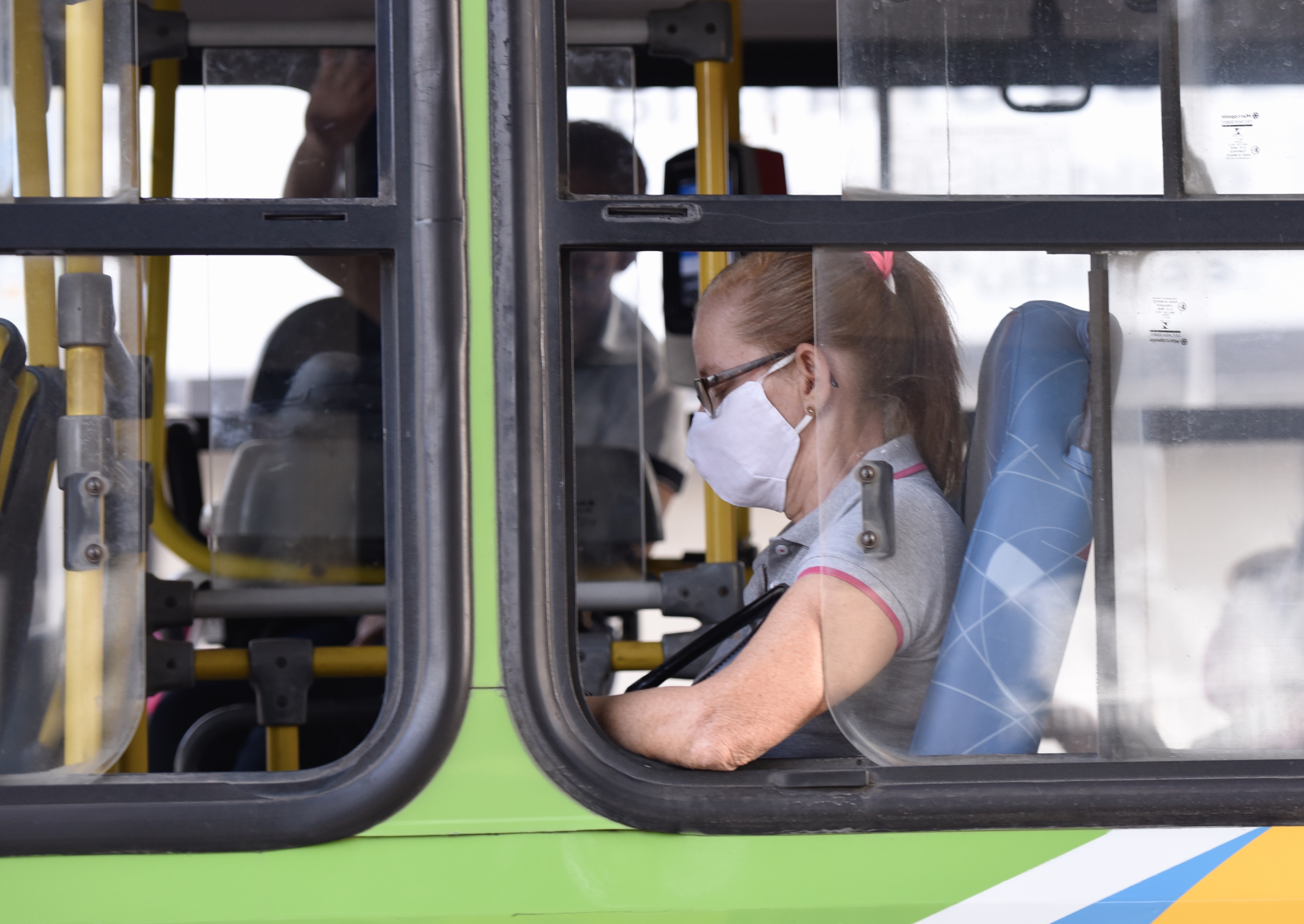 Muitos usuários do Transcol estão usando a máscara de proteção contra o coronavírus. Mas ainda é possível ver alguns em ela ´