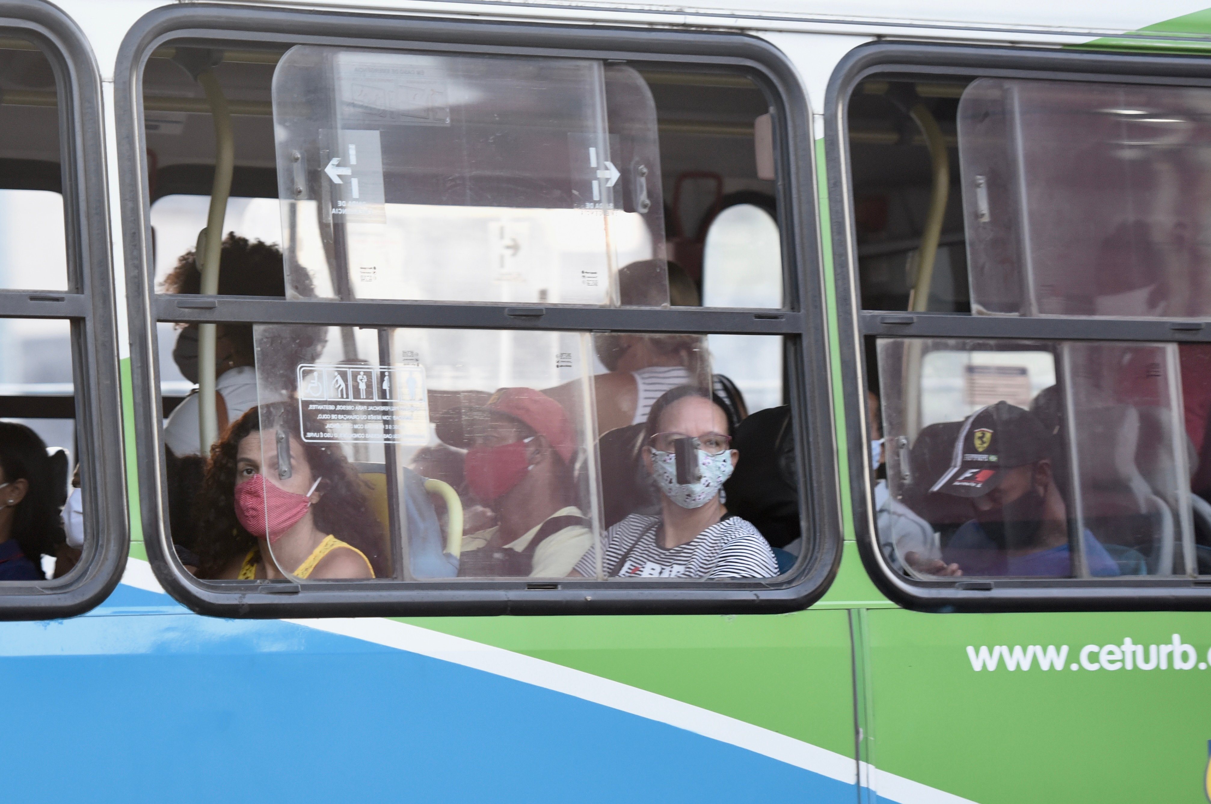 Muitos usuários do Transcol estão usando a máscara de proteção contra o coronavírus. Mas ainda é possível ver alguns em ela ´
