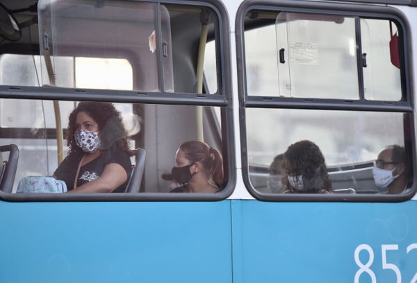 Muitos usuários do Transcol estão usando a máscara de proteção contra o coronavírus. Mas ainda é possível ver alguns em ela ´