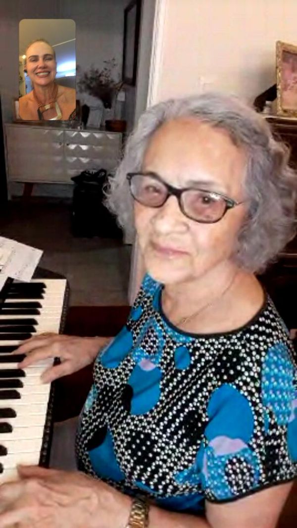 Nilda Vasconcellos, 91 anos, passou a fazer aula de teclado por videochamada. 