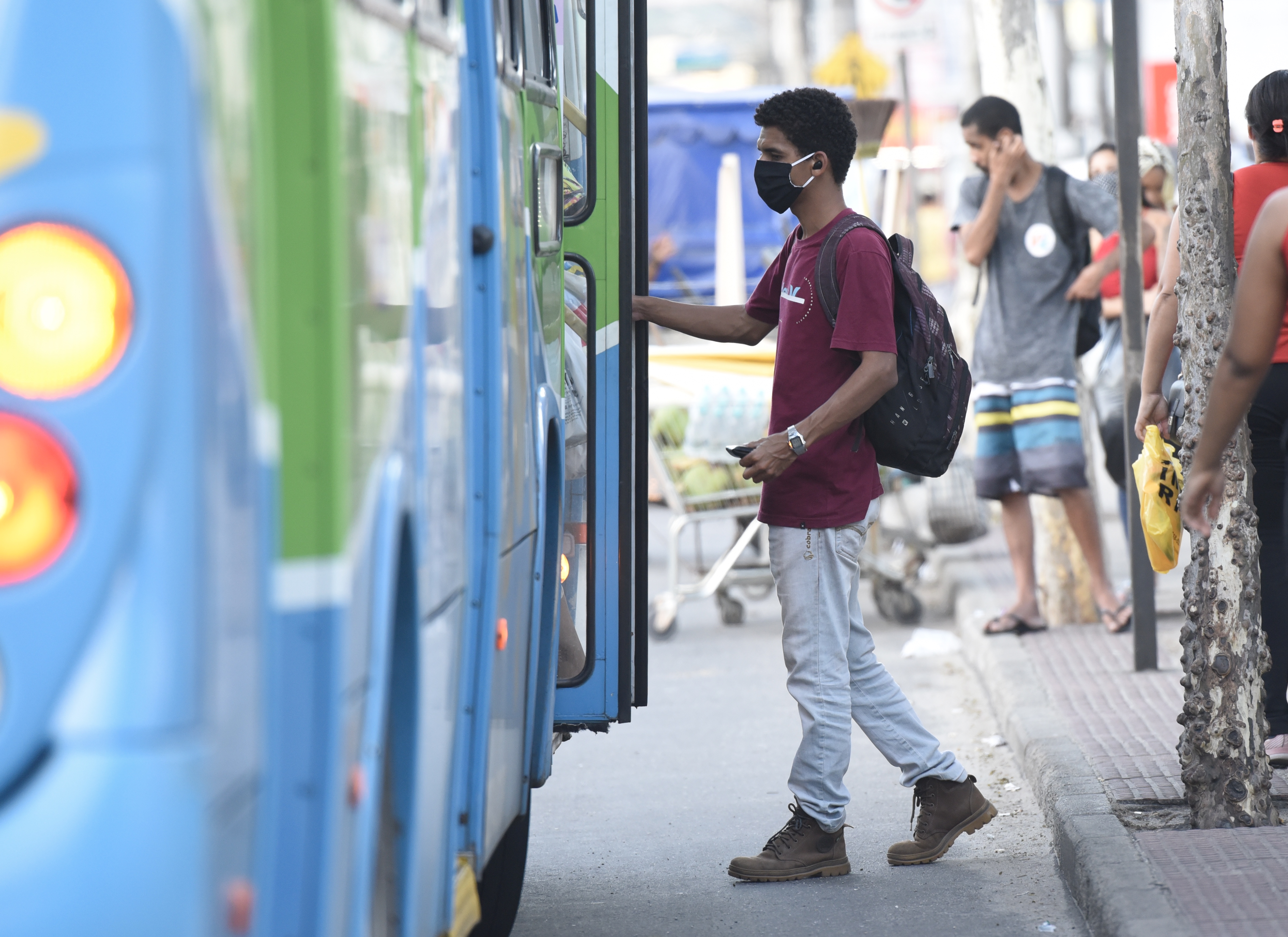 Usuários de transporte coletivo em um ponto de ônibus de Vila Velha