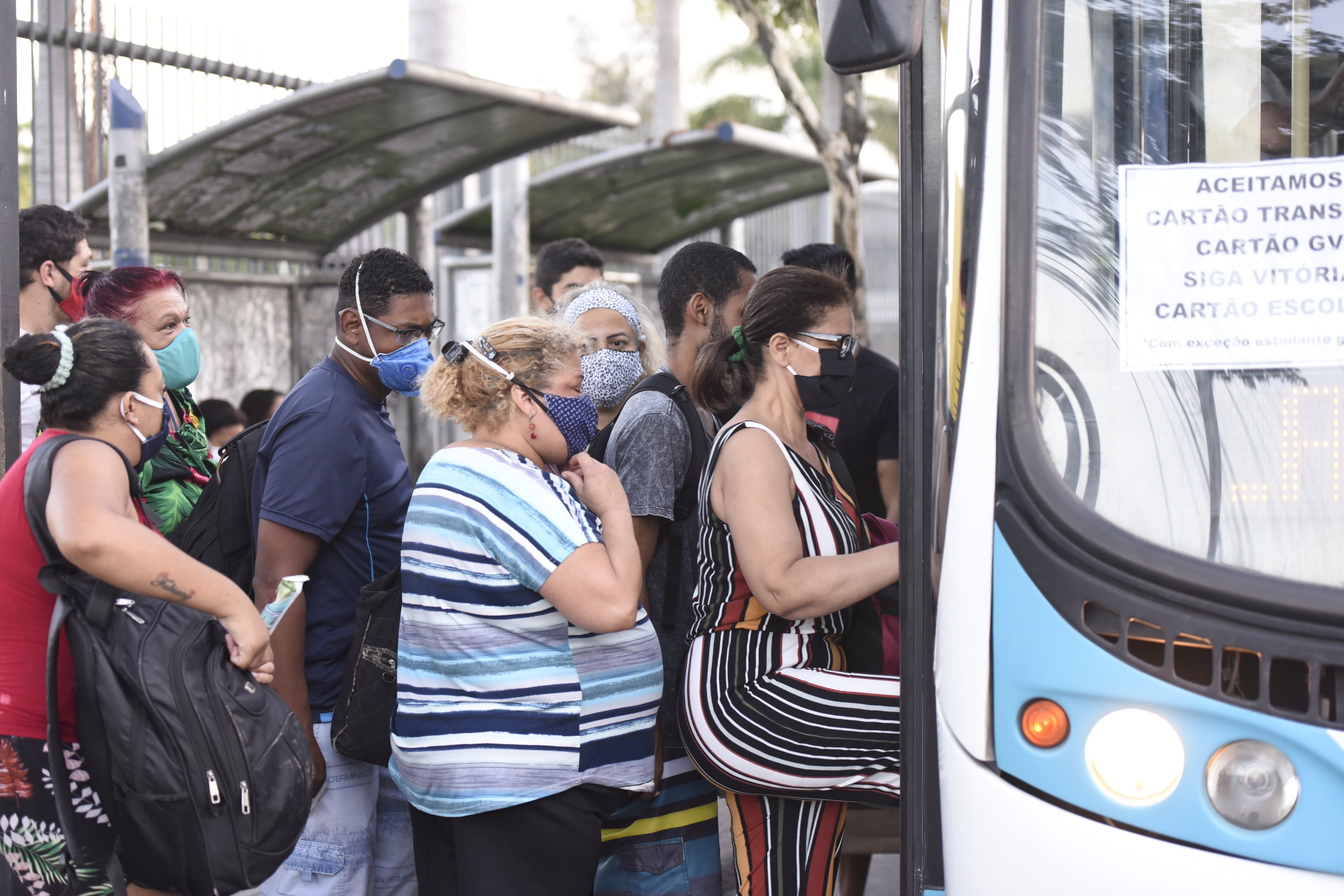 Usuários de transporte coletivo em um ponto de ônibus em Vila Velha