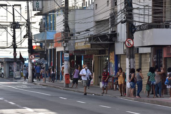 Vitória - ES - Abertura do comércio na avenida Jerônimo Monteiro no Centro de Vitória.